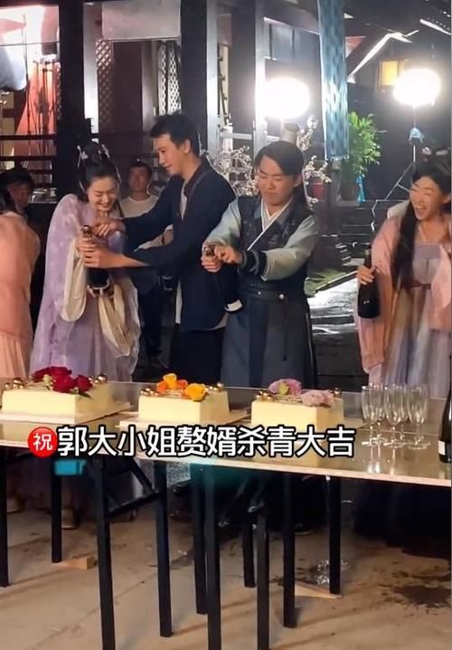 郭麒麟剧组太会玩？被人用香槟浇头，本人下意识动作显示素养