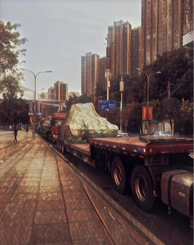 昨天晚上重庆街头在运坦克飞机大炮,这是要干
