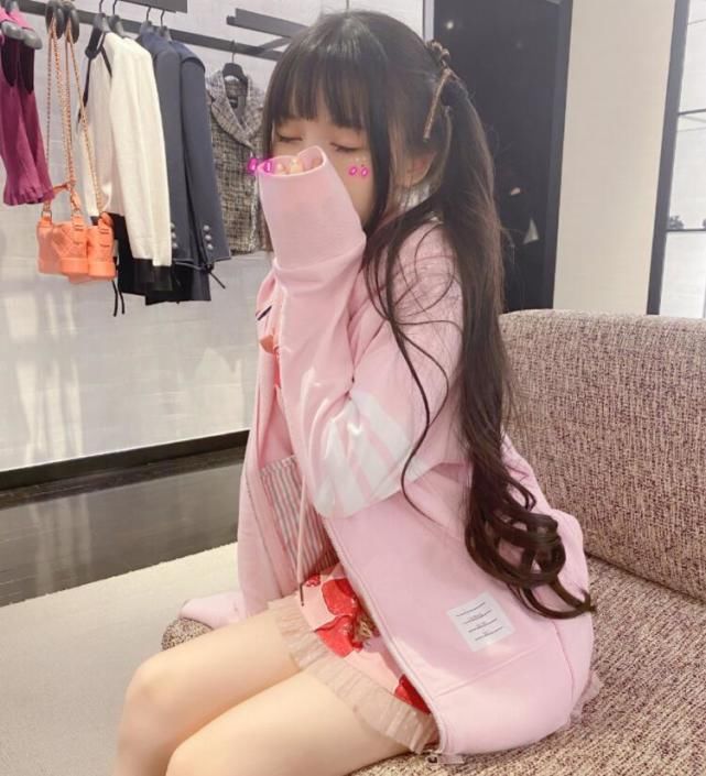 蔡萝莉又被实锤了，小腿堪称运动员，没有美颜小腿肌肉一大坨