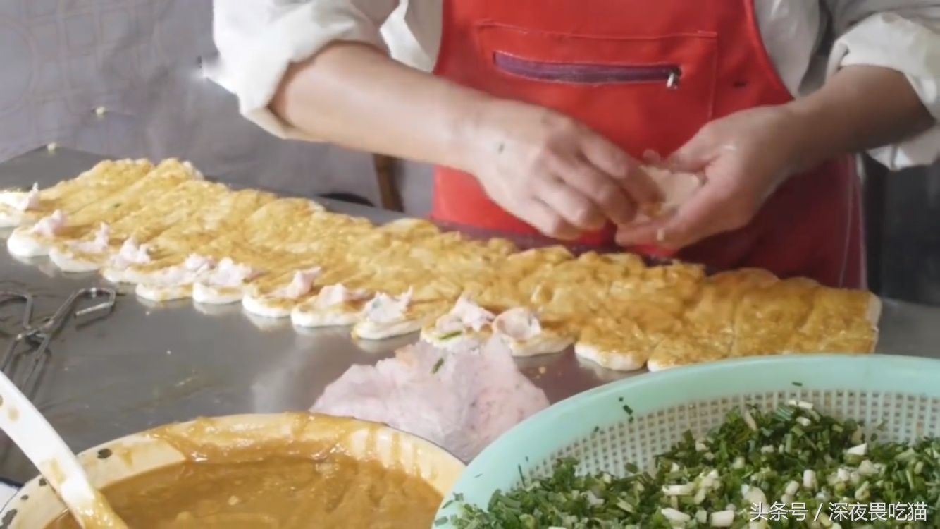 老师傅这样制作葱油饼,好不好吃你们自己就能看出来