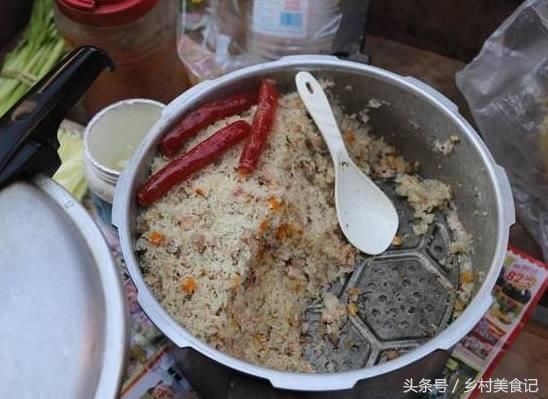 68岁老奶奶每天推着小车卖“特色米饭”一份11元，1小时就卖完了