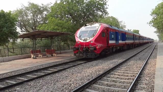 印度首推太阳能火车,司机对比后称技术远超中国高铁,却名不符实 