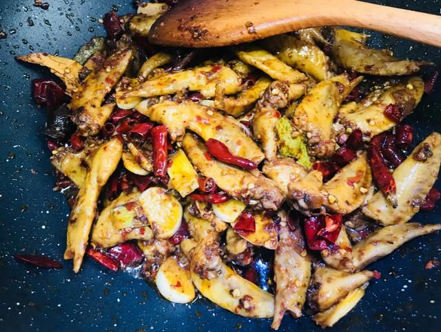 无辣不欢,这样的麻辣冷吃鸡翅尖我能吃一盘!夏