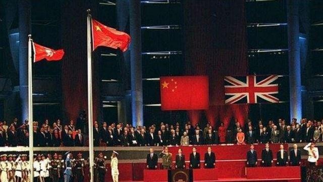 为何英国人坚决不放弃马岛,却愿意归还香港?这