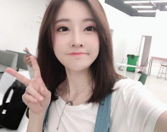 冯提莫上MAMA话题超2亿阅读,一首《学猫叫