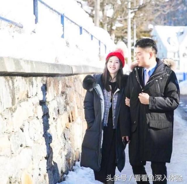 刘强东夫妇亲密撒狗粮 章泽天这件貂毛大衣贵