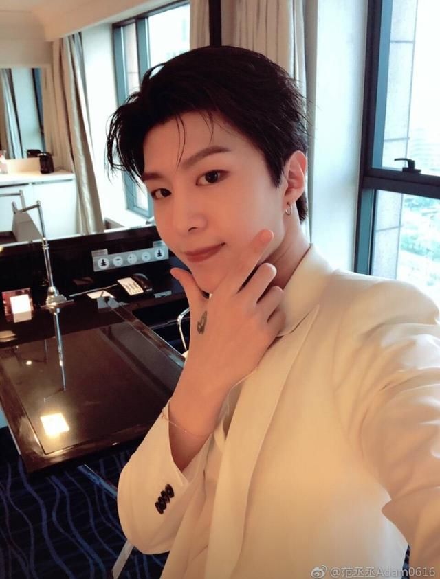 明星挣钱太容易!王菲球鞋高价卖断货,一条项链