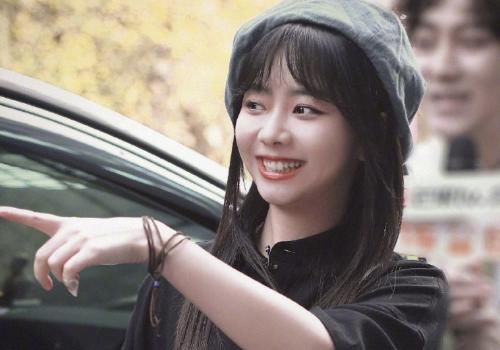 谭松韵孤影打游戏