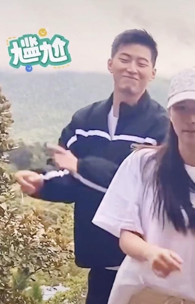 窦骁带女友见老家发小,打卡景点摆六角星,悄悄与何超莲牵手
