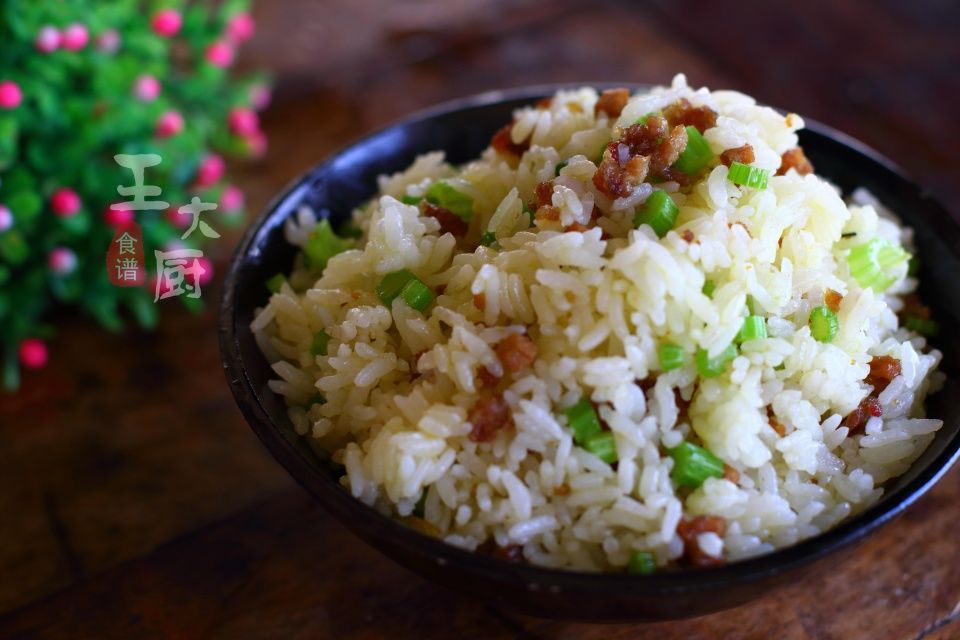 芹菜肉末炒饭，让剩米饭变成美味，就这么简单，米饭又剩少了