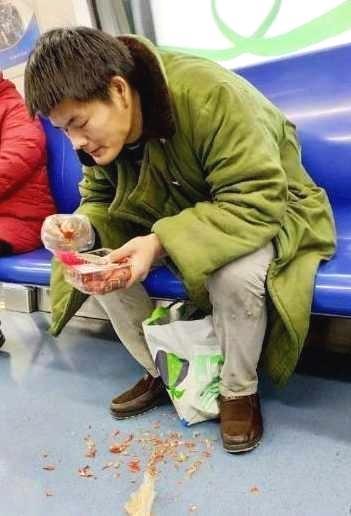 地铁中男子吃小龙虾并把虾壳乱吐,声称:我又没