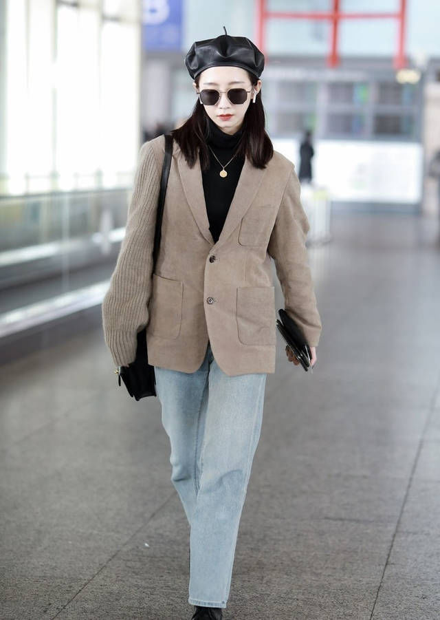 辣妈刘芸真是时尚达人，老爹裤穿出潮流感，快40岁还似少女