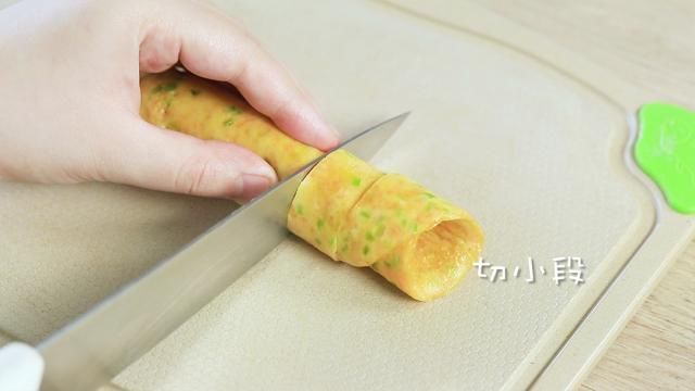 辅食鸡蛋黄多久吃一次 t01472693f3a186700d.jpg