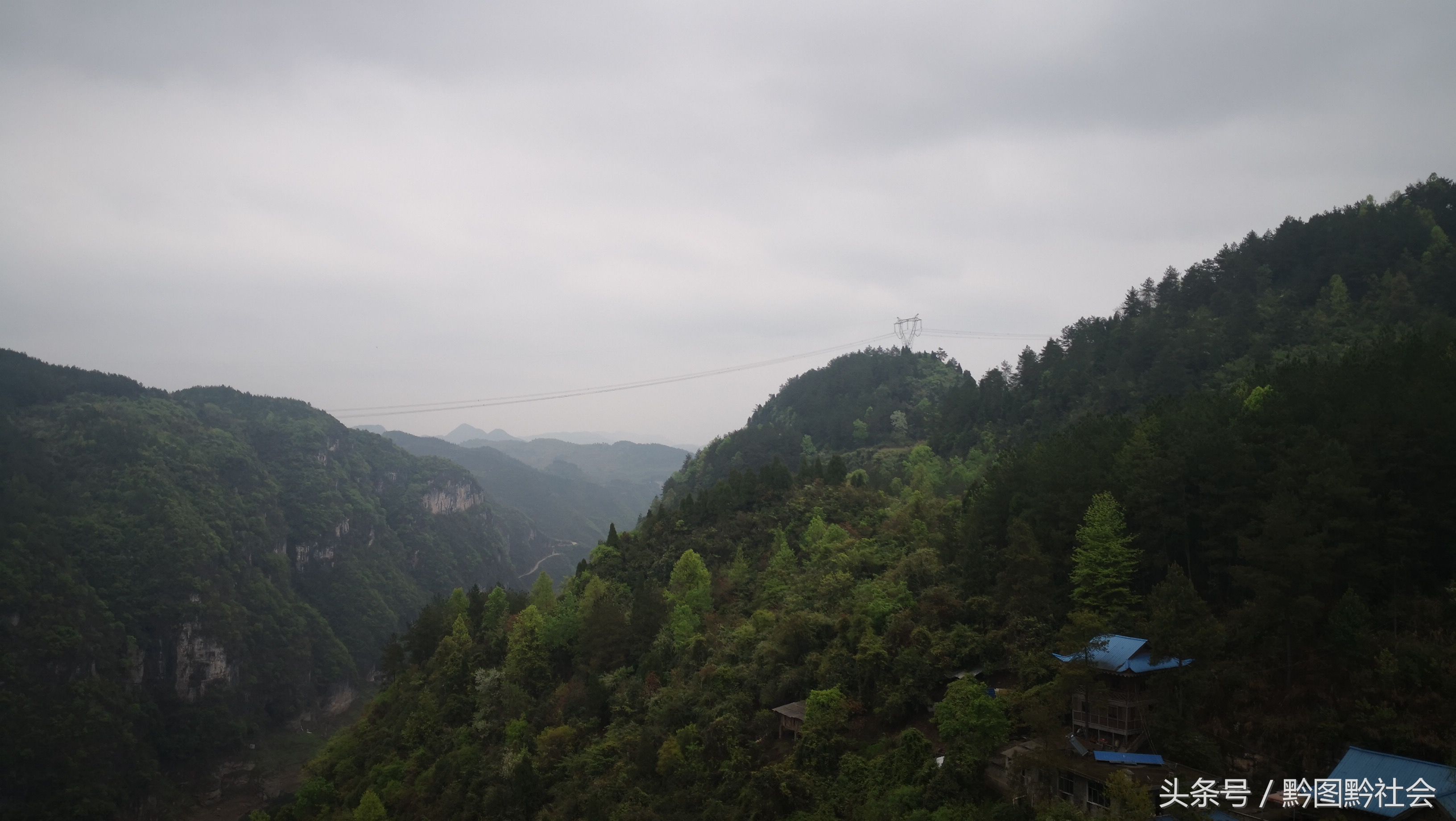 贵阳和遵义之间耸立着一座飞渡乌江的公路桥，贵遵复线楠木渡大桥