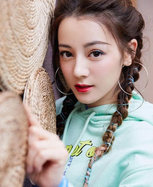 6岁小女孩走红,五官是迪丽热巴和关晓彤的结合,天生的美人胚子 百万发网站