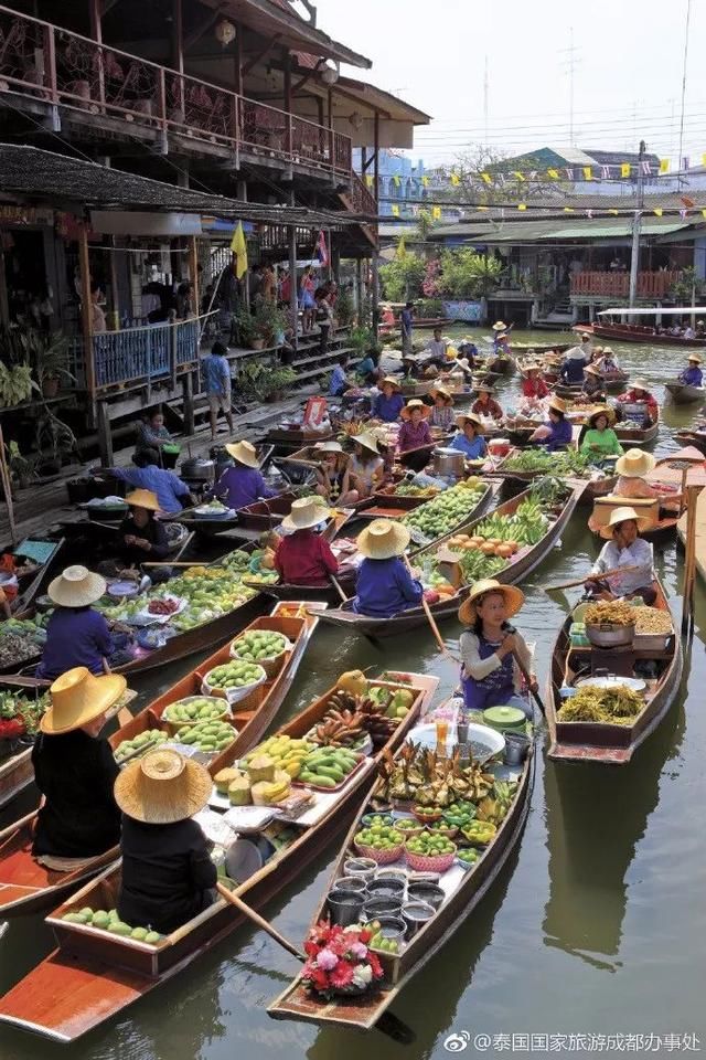 泰国风光最具特色的是水上市场 不买东西光看热闹也有意思