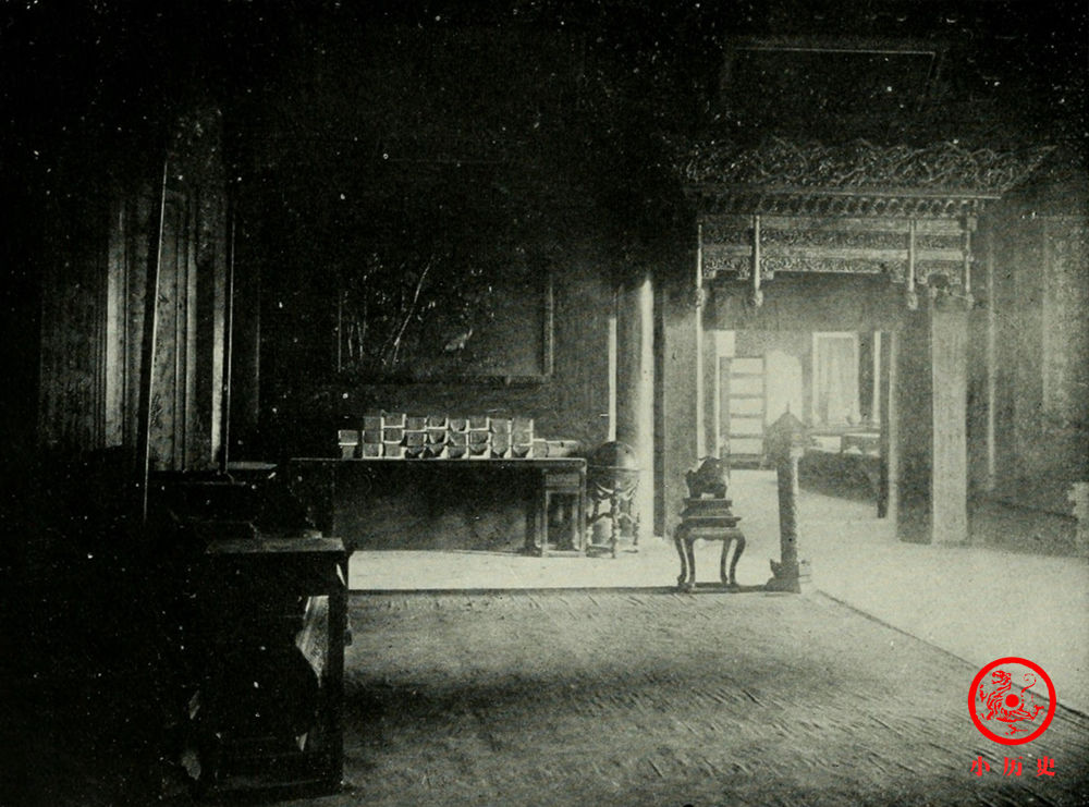 老照片:八国联军占领紫禁城 太监为洋人提供茶