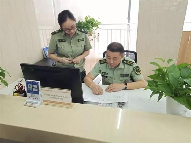 枝江消防主官深入政务中心窗口坐班助推 放管