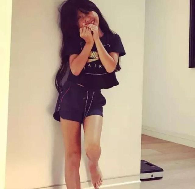 曹格女儿已经满十岁了，从肉嘟嘟变成小女神，被妈妈形容为小土匪