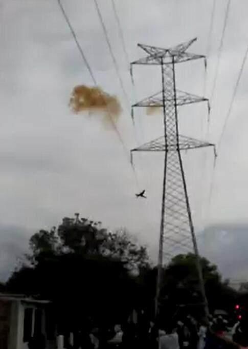 男子因抑郁症爬上高压线塔想自杀,后改变主意要下来时触电身亡