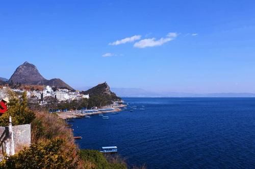 国内最大的深水型淡水型湖泊，湖水清澈见底，景区干净无比