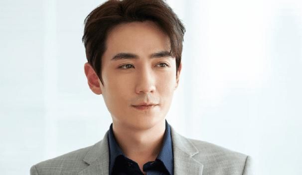 艺人新媒体指数top5，成毅第五赵露思第三，他仍旧登顶榜首