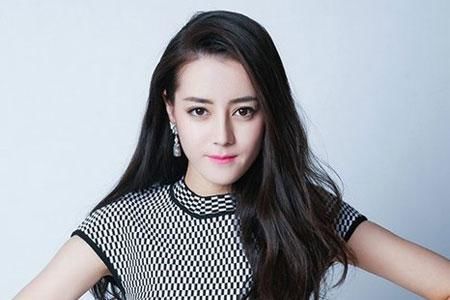 迪丽热巴成跨年焦点,性感舞和小鸡哔哔都跳出