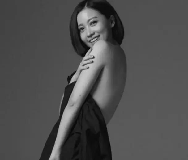 姚贝娜离世5年，张碧晨再送祝福，墓前鲜花不断，她是天生歌者