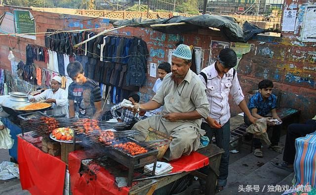 到印度旅游的中国美女，被眼花缭乱的印度街头美食“镇住了”