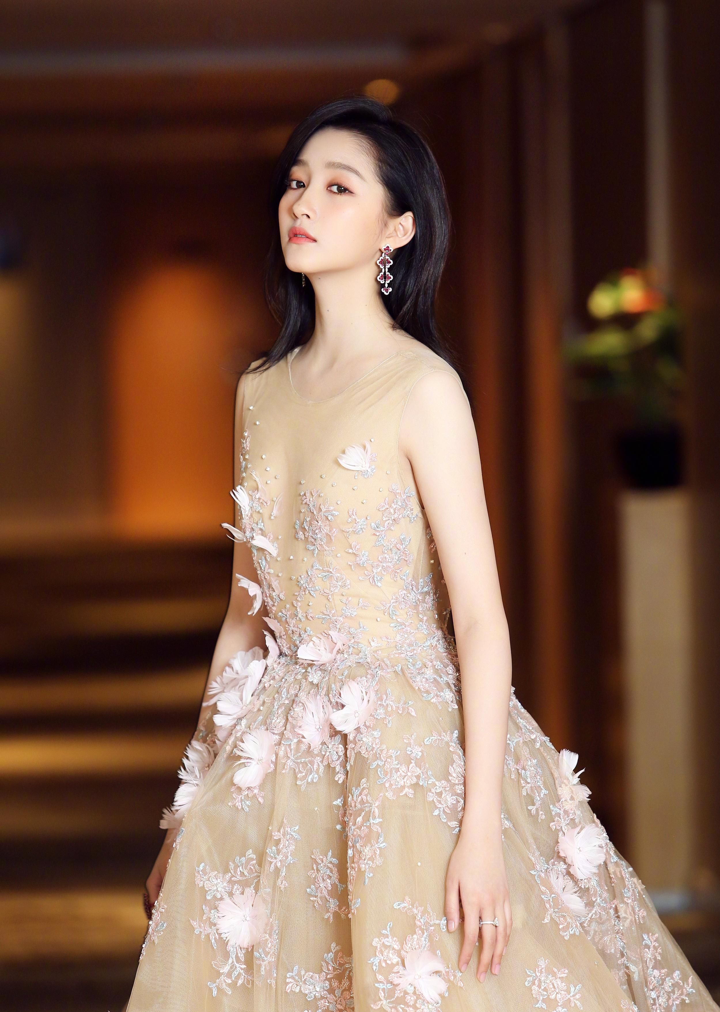 关晓彤接受采访怒怼喷子:站着说话不腰疼自己