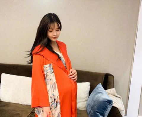 韩安冉母亲素颜曝光,看清颜值,网友:像极了未整