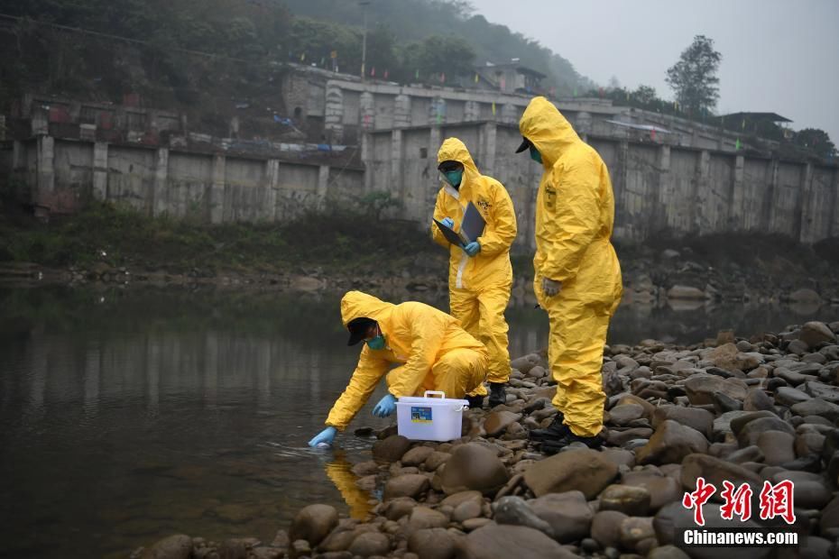 中国国家突发中毒事件处置队进行水源污染处置