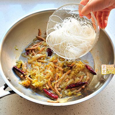 鲜辣爽口的快手下饭菜——酸菜粉儿