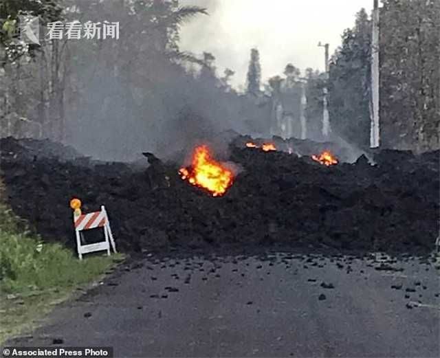 夏威夷火山大爆发 熔岩溅射铺\＂火光地毯\＂