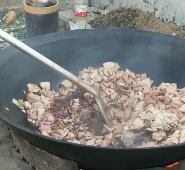 城市女朋友春节在农村酒席上说，饭菜如同猪食，还有必要交往吗？