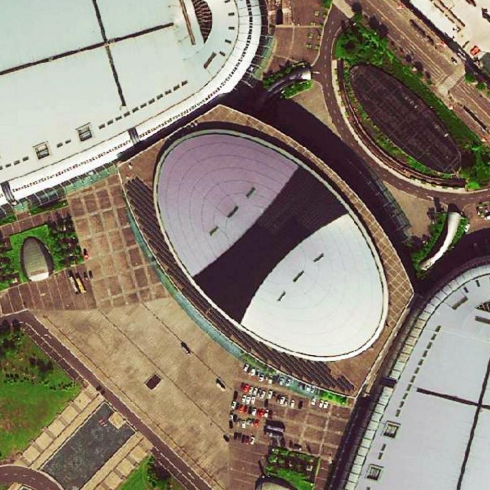 10月福州美女海边换泳衣要留意天上 美国卫星