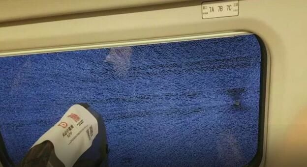 高铁列车玻璃被钢珠击碎 原是男子用弹弓练习