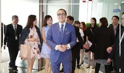 梁洛施所生孩子受器重，频繁回港见面，现女友高调示爱李泽楷