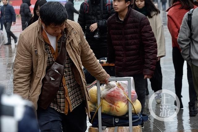 春运返程高峰 旅客行囊满是年味乡情