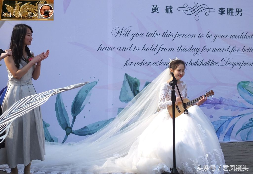 湖北宜昌:新娘新郎在公园里举行婚礼!弹吉他,演