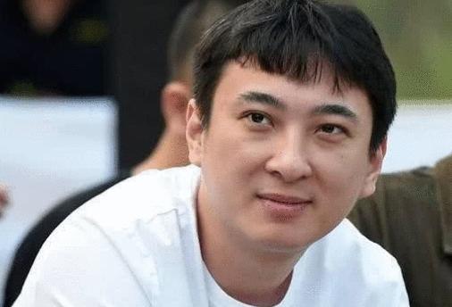 王思聪在东北撸串, 喝多被人教育, 一啤酒瓶脑