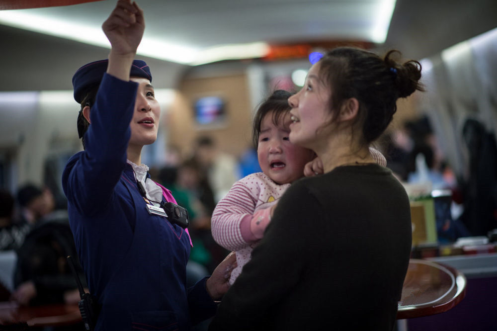 镜头下:高铁餐车乘务员的日常生活