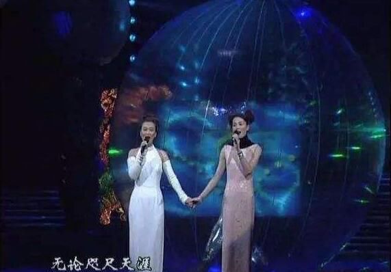 王菲KTV约唱小鲜肉，全程紧挨心情好，网友：谢霆锋知道吗？