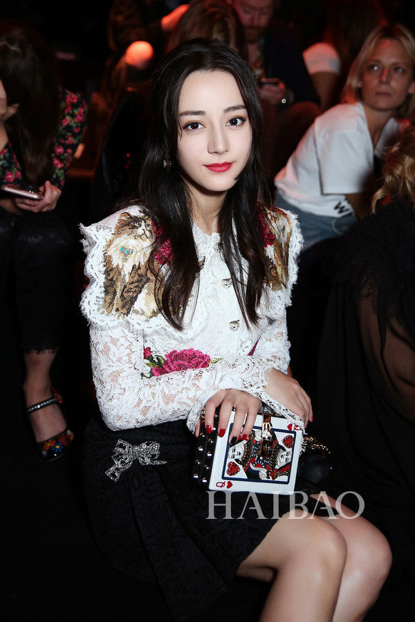 迪丽热巴亮相杜嘉班纳2018春夏时装秀