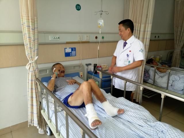 他让细菌战烂脚老人走得更有尊严!这份爱,将沐