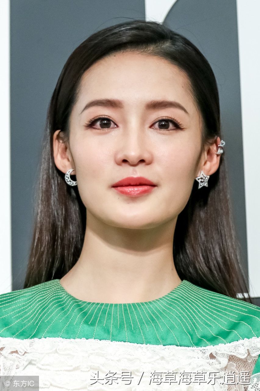 李沁出席活动,网友:这条绿色连衣裙配的同色包