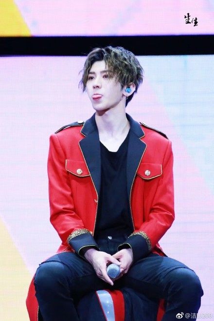 心碎!蔡徐坤的初吻献给了他,粉丝:我不听!