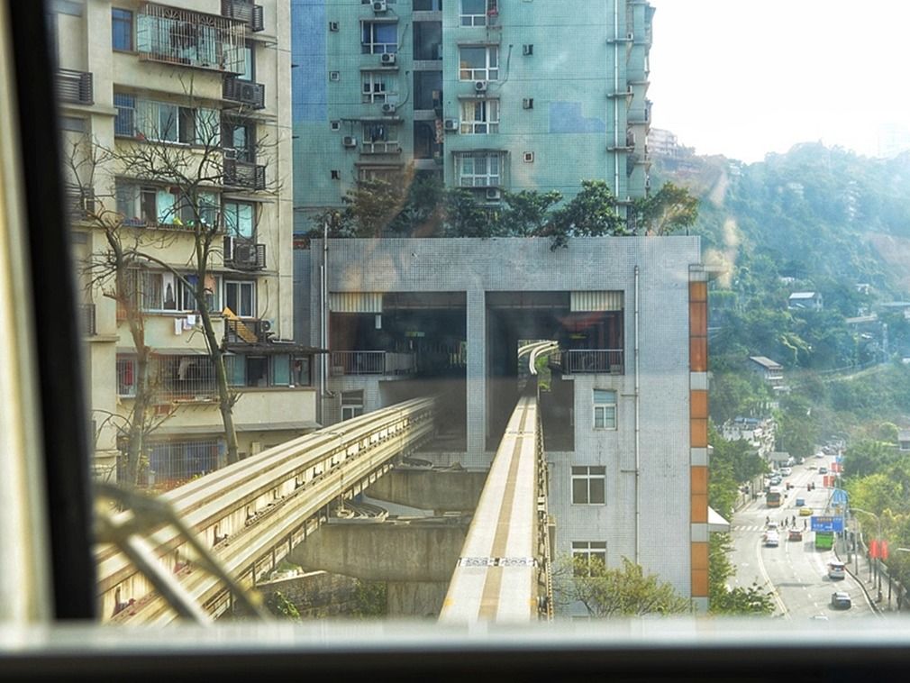 重庆90后美女司机 每天驾驶轻轨穿过八层楼房