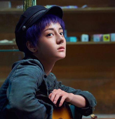 迪丽热巴海边热舞不忘嘟嘴卖萌,盛世美颜迷倒