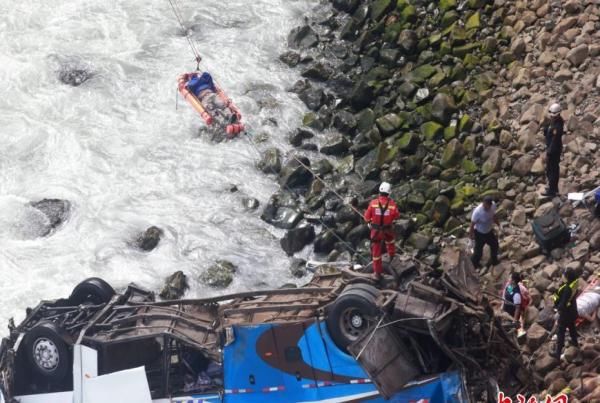 秘鲁一载有50余人大巴坠落悬崖